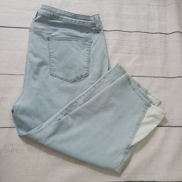 Chico's  Size 3 US XL Perfect Stretch Girlfriend Slim Leg Capris Lightwash Jeans - Picture 2 of 9